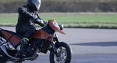 Netrukus motociklininkai galės važinėti saugiau: sukūrė pripučiamus džinsus, kurie apsaugos nuo traumų (nuotr. stop kadras)
