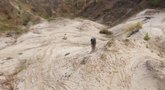 Itin retas radinys Kelmės rajone: smėlio karjere – unikalios juodos spalvos akmens stulpas (nuotr. stop kadras)