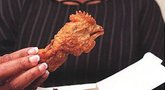 „McDonald's Happy Meal“ moteris rado vištos galvą (nuotr. oddee.com)