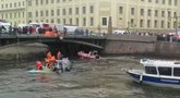 Sankt Peterburge nuo tilto nuvažiavo ir į upę įkrito keleivinis autobusas (nuotr. Telegram)