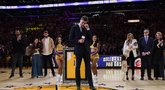 Į „Lakers“ arenos palubes pakelti Pau Gasolio marškinėliai (nuotr. SCANPIX)