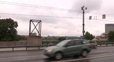 Ant Žaliojo tilto iškilo instaliacija už 20 tūkst. eurų: vilniečiai skėsčioja rankomis (nuotr. stop kadras)