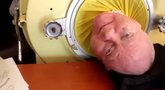 Įkvepianti istorija: vyras jau 60 metų gyvena metalinėje kapsulėje (nuotr. YouTube)