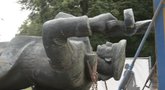 Klaipėda atsikrato sovietinių paminklų – patenkinti ne visi (nuotr. stop kadras)