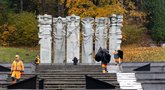 Vilniaus Antakalnio kapinėse pradėti paminklo sovietų kariams likučių išmontavimo darbai Lukas Balandis/BNS)