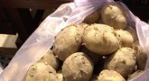 Lietuviškų bulvių išsiilgę lietuviai gali džiaugtis: kilogramas turguje nekainuoja nė euro (nuotr. stop kadras)