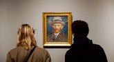 Lankytojai apžiūri Vincento van Gogho autoportretą Amsterdame įsikūrusiame Nyderlandų muziejuje „Rijsmuseum“ (nuotr. 123rf.com)