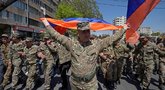 Bręstanti revoliucija Armėnijoje: prie protestuojančiųjų prisijungė ir keli šimtai karių (nuotr. SCANPIX)