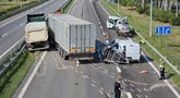 Siaubinga avarija Vievyje: sunkvežimis rėžėsi į kelininkų ženklus, vienas ženklas užmušė žmogų (nuotr. Broniaus Jablonsko)