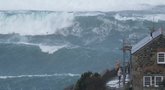 Išvydęs vaizdelį jūroje griebė kamerą: bangos dydis užgniaužia kvapą  