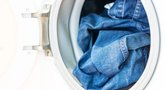 Norite, kad skalbiami džinsai nenubluktų? Štai, ką reikia daryti (nuotr. 123rf.com)