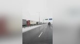 Skaitytojas nufilmavo, kas dedasi kelyje „Via Baltica“ (nuotr. stop kadras)