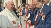Popiežius pasidabino Kremliaus propagandos simboliu – „Georgijaus juostele“ (nuotr. Twitter)