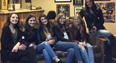 Šešių merginų nuotrauka sukėlė kalbas internete (nuotr. Reddit)   