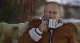 V. Putinas geria arbatą stepėje (nuotr. SCANPIX)
