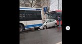 Vilniuje du greitieji autobusai suspaudė „Toyota Prius“: vienam žmogui prireikė medikų pagalbos (nuotr. skaitytojo)