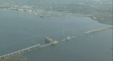 Tragedija JAV: ieškoma dingusių, pastebėti keisti laivo manevrai prieš susidūrimą su tiltu (nuotr. SCANPIX)