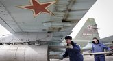 Kariai krauna raketas oras–žemė į „Su-25“ naikintuvą per pratybas Rusijos pietiniame Stavropolio regione. Kovo 12 d. (nuotr. SCANPIX)