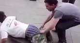 Kodėl praeivis benamiui vyrui numovė kelnes? (nuotr. iš vaizdo įrašo)