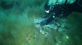 Mokslininkas Andrew Thurberas vandenyno dugne ima mikroorganizmų pavyzdžius (nuotr. SCANPIX)