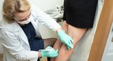 Kraujagyslių gydytoja Žana Kavaliauskienė atlieka ultragarso tyrimą (nuotr. Gijos klinikų)  