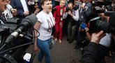 „Ukrainos mergelė“: vos išlipusi iš lėktuvo Nadija Savčenko skėlė emocingą kalbą (nuotr. SCANPIX)