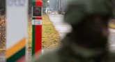 Lietuvos pasienyje su Baltarusija penktą parą iš eilės nefiksuota bandymų neteisėtai patekti į šalį, ketvirtadienį pranešė Valstybės sienos apsaugos tarnyba (VSAT).  Tuo metu Latvijos pareigūnai trečiadienį apgręžė 50, Lenkijos pareigūnai antradienį neįleido 133 migrantų.  Šiemet VSAT į Lietuvą iš Baltarusijos neleistinose vietose neleido patekti 161 neteisėtam migrantui.  Migrantų antplūdis į rytines Europos Sąjungos nares iš Baltarusijos kilo 2021 metais, Vakarai kaltina Minsko režimą jį organizavus.  Tuomet iš Baltarusijos į Lietuvą neteisėtai atvyko beveik 4,2 tūkst. migrantų, bet, pasibaigus judėjimo apribojimams, didžioji dalis jų paliko šalį.  Per šį laikotarpį Lietuvos pasieniečiai migrantus apgręžė daugiau kaip 22 tūkst. kartų. Kai kurie užsieniečiai ne po kartą bandė neteisėtai kirsti sieną.        Žygimanto Gedvilos/BNS nuotr.
