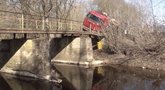 Neeilinė avarija: papasakojo, kaip Panevėžio rajone vilkikas įlūžo važiuodamas per tiltą (nuotr. stop kadras)