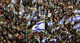 Tęsiasi protestai Tel Avive: „Visi Izraelio žmonės ir visas pasaulis nori, jog nustotų lietis kraujas“ (nuotr. SCANPIX)