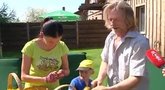 Suvalkiečių šeimai prasideda darbymetis: papasakojo, kaip gamina pienių vyną (nuotr. TV3)