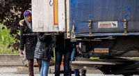 Migrantai bando nelegaliai patekti į Europą sunkvežimyje (nuotr. SCANPIX)