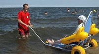Gdynės pliažuose dirbantys gelbėtojai turi specialių vežimėlių, kurie pritaikyti maudytis judėjimo negalią turintiems žmonėms. „Polish memes“ archyvo nuotr.  