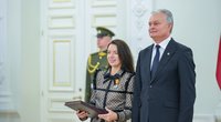 Laurą Blaževičiūtę valstybės medaliu apdovanojo prezidentas (nuotr. Fotodiena.lt)