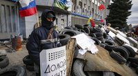 Prorusiški protestuotojai Luhanske (nuotr. Reuters/Scanpix)  