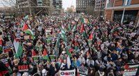 Londone tūkstančiai žmonių susirinko į mitingą, skirtą palaikyti palestiniečius (nuotr. SCANPIX)