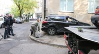 Neblaivi vairuotoja Vilniuje rėžėsi į du stovinčius automobilius (nuotr. Broniaus Jablonsko)