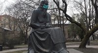 Žemaitė ir kitos Vilniaus skulptūros „pasipuošė“ medicininėmis kaukėmis (nuotr. tv3.lt)