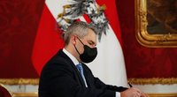 Austrijos kancleriu prisaikdintas K. Nehammeris (nuotr. SCANPIX)