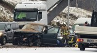 Baisi avarija Kaune: „Land Rover“ rėžėsi į žemių krūvą ir pakilo į orą Nuotr. Kas vyksta Kaune