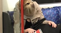 Užsnūdusi moteris traukinyje (nuotr. Twitter)