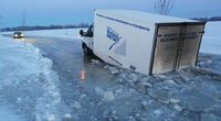 Ledo kelyje įlūžo lenkų autobusiukas (nuotr. “Šilutės naujienos“)  
