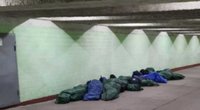 Šimtai nelegalių migrantų užplūdo Minsko oro uostą ir miestus: kai kurie jų miega tiesiog gatvėse (nuotr. stop kadras)