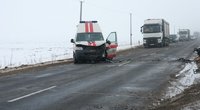Nelaimė Pasvalio rajone: susidūrė automobilis ir greitoji, žuvo žmogus (nuotr. TV3)