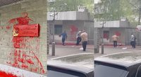 Rusų atsakas? Lenkijos ambasada Maskvoje apipilta raudonais dažais  
