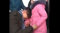 Ukrainietis tėtis atsisveikina su dukra (nuotr. stop kadras)