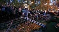 Neramus vakaras Rusijoje: protestuotojai susirėmė su policija, išmetė tvorą į tvenkinį (nuotr. SCANPIX)