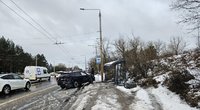 Avarija Vilniuje: automobilis rėžėsi į stotelę (nuotr. Broniaus Jablonsko)