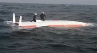 Atlanto vandenyne – buriuotojo gelbėjimo operacija: 16 valandų išbuvo jachtoje po vandeniu (nuotr. stop kadras)