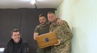 Zelenskis pasveikino Ukrainos pajėgų vadą su gimtadieniu: įteikė ypatingą dovaną (nuotr. stop kadras)