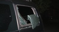 Automobilio stiklą išdaužęs pilietis pareigūnams pateikė netikėtą įvykio versiją (nuotr. stop kadras)